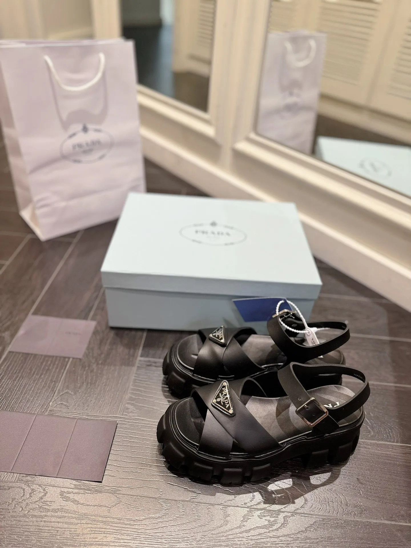 👟👟Ex-factory price 460👟👟 prada Roman shoes will definitely make you fall in love with them! The latest spring and summer sawtooth Roman braided thick-soled sandals E64, retro, fashionable and avant-garde gear teeth, 55mm thick-soled soles and uppers, making the whole pair of shoes light and comfortable. Bright colors, a variety of choices to satisfy fashionable people of different styles! The iconic metal triangle logo is paired with the shape of ancient beach sandals. Every design element is fashionable! Color: black and white Size: 35-41